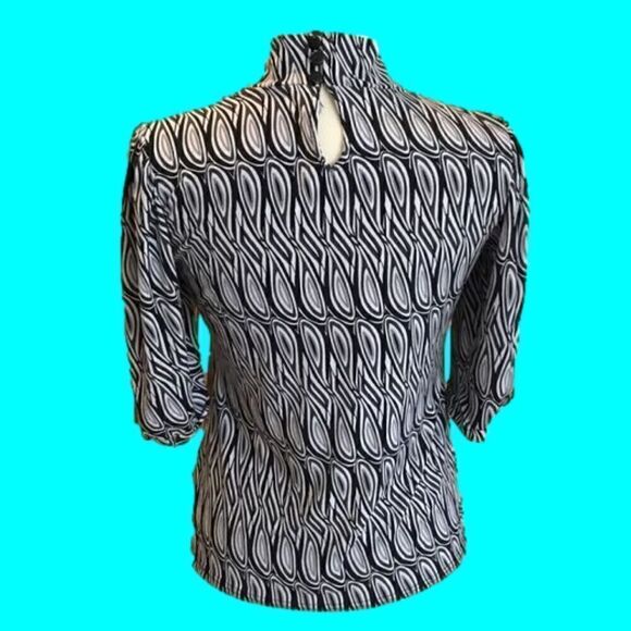 BLACK AND WHIT BLOUSE SIZE MEDIUM SHORT SLEEVES - Picture 2 of 8